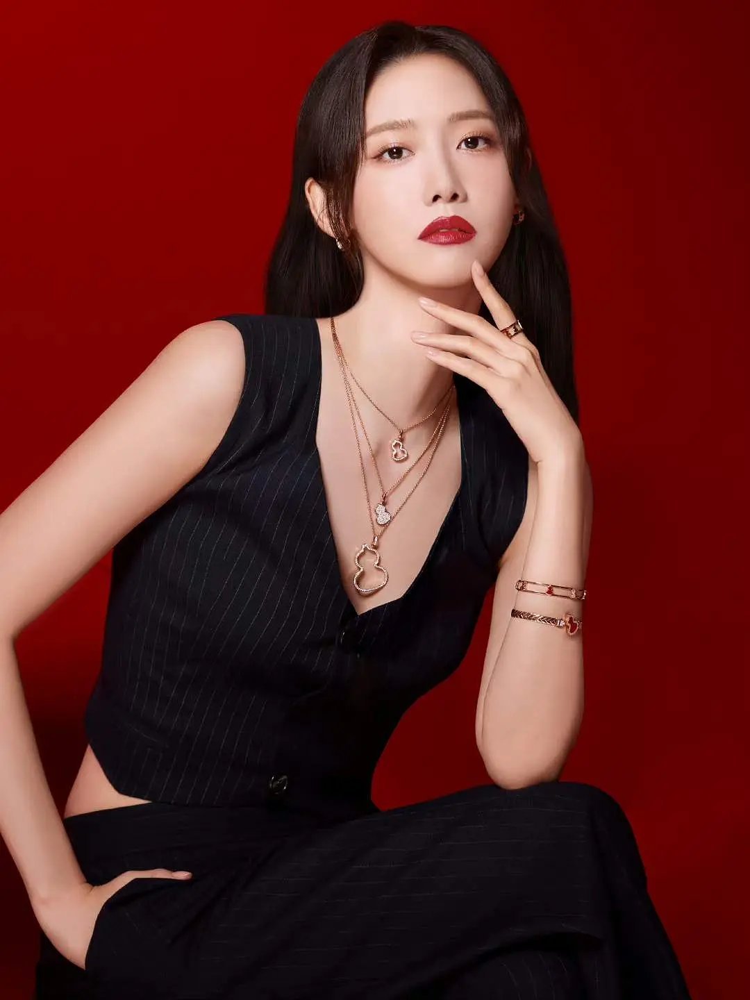 品牌方修图修的连本人来了都认不出吧。 ​​​