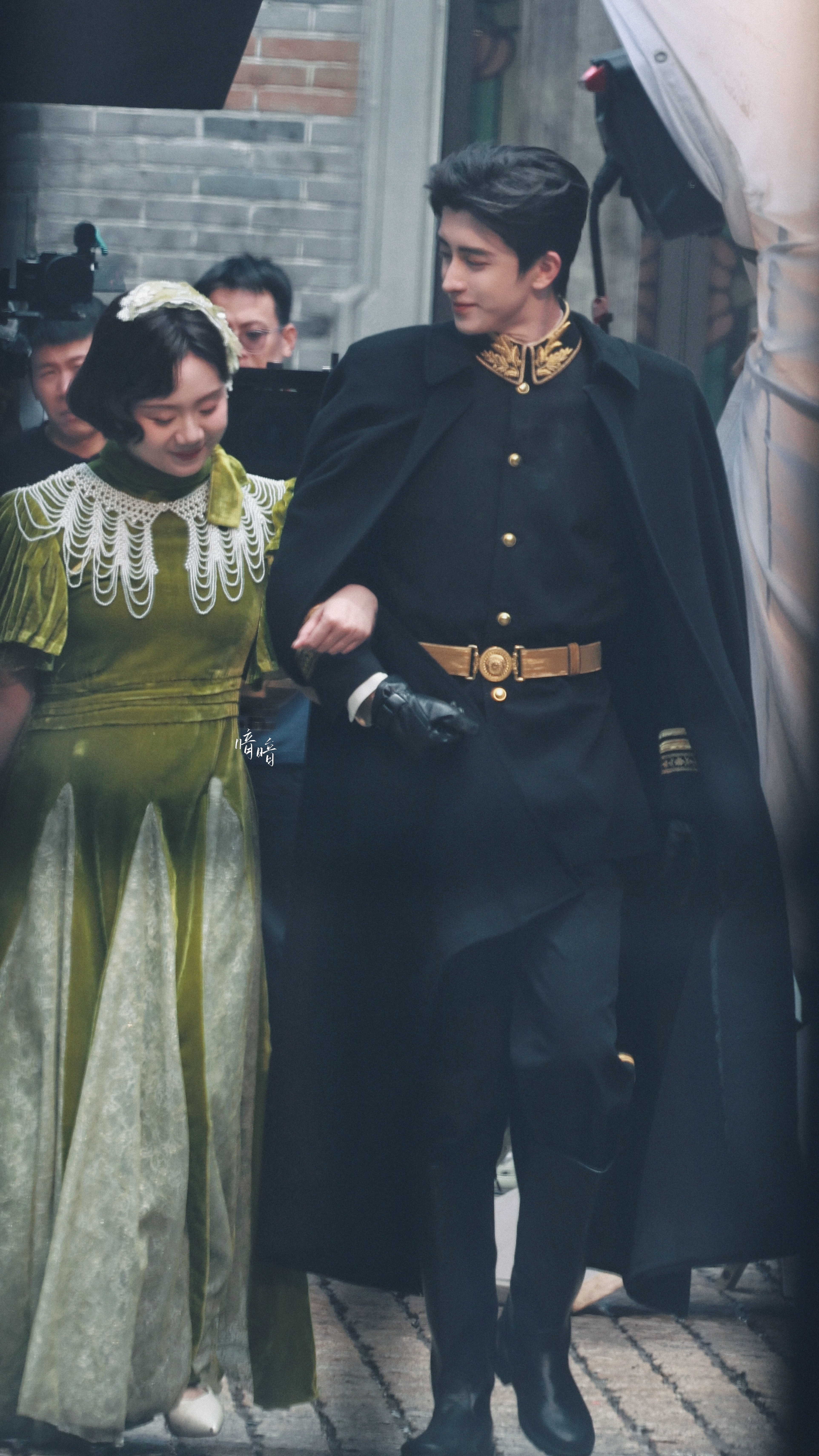 鞠婧祎敖瑞鹏万花世界路透 敖瑞鹏民国造型也如此权威 真的很想要这样的哥哥很难不是