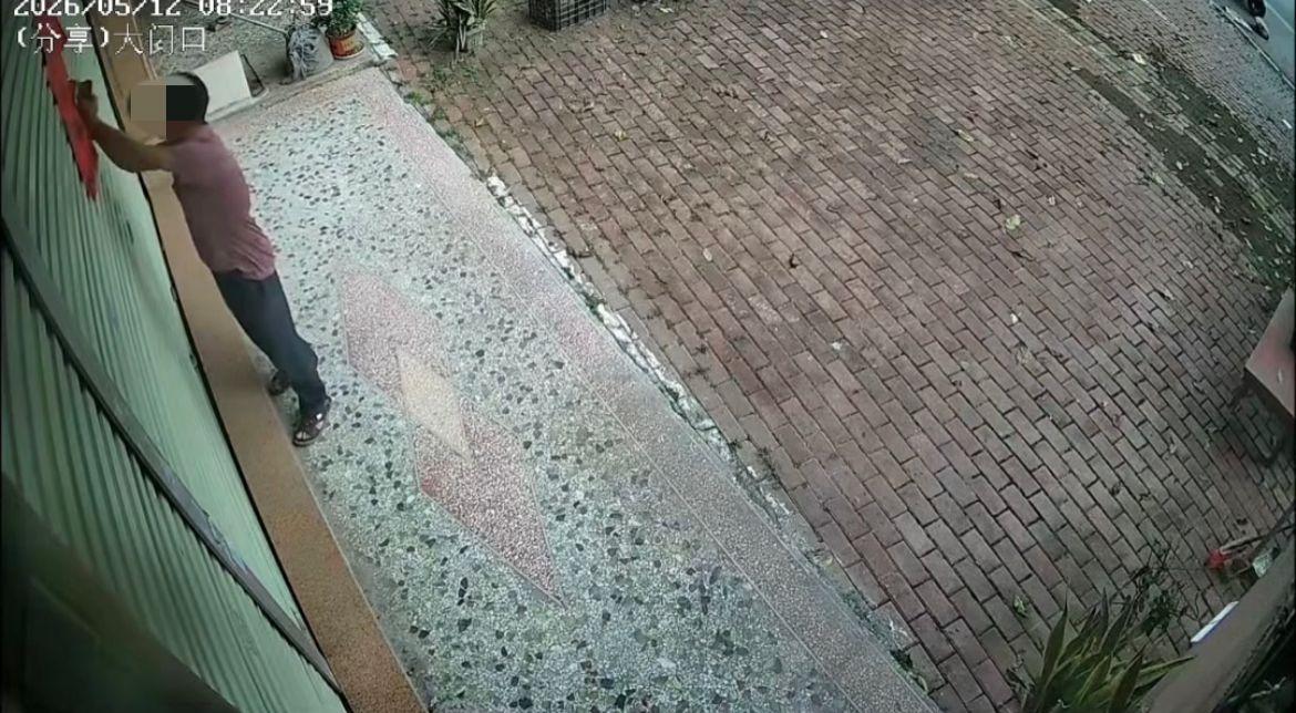 【玉林一男子把人家贴铺面门口的纸撕毁】

5月12日上午，玉林市一名男子把人家贴