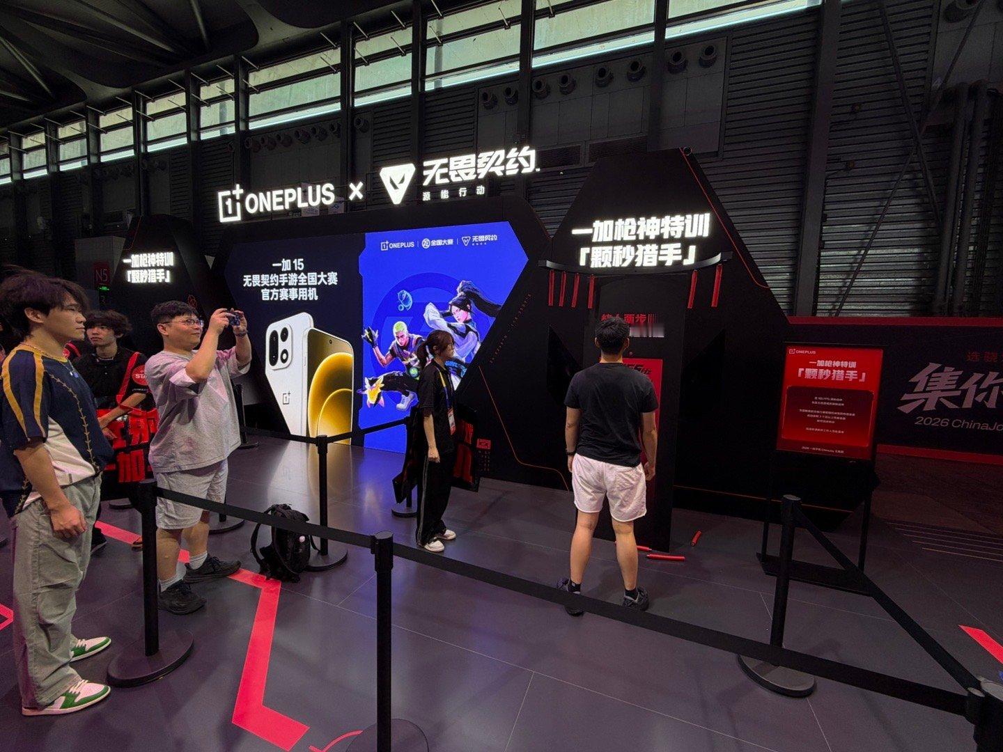今年一加ChinaJoy展台瞄准的就是手游玩家，满满FPS电竞氛围，主打一句“玩