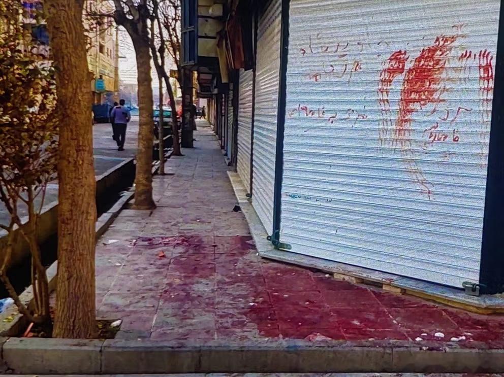 触目惊心，伊朗街道上的这扇卷帘门上面写着：哈梅内伊去死！ 