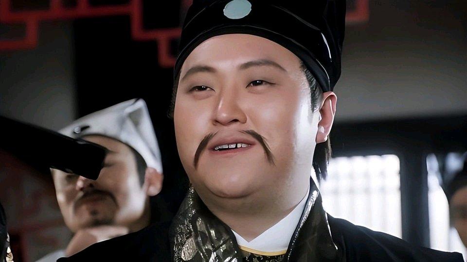 香港知名男星持续暴瘦，走路需拄拐，母亲与侄子在同地方跳楼离世，这一连串的变故让他