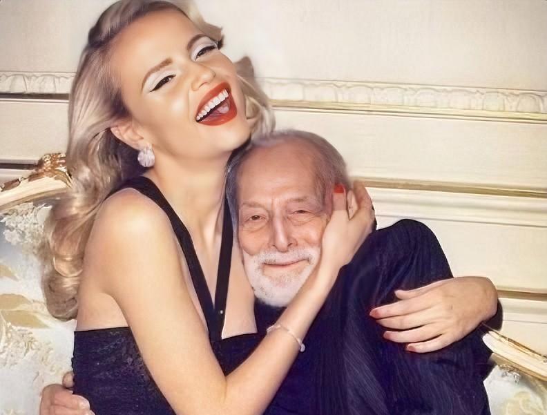 果不其然。
 
安娜·妮科尔·史密斯突然宣布了起诉继子皮尔斯，要求分割马歇尔的遗