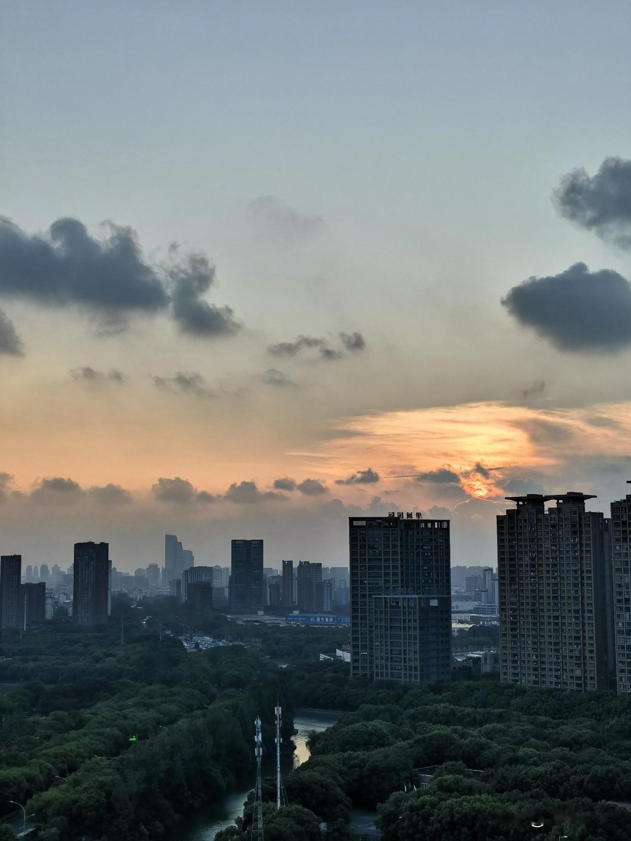 久违的夕阳，美丽的晚霞，温柔的城市

台风过后，连日阴雨，昨天终于放晴。黄昏，窝