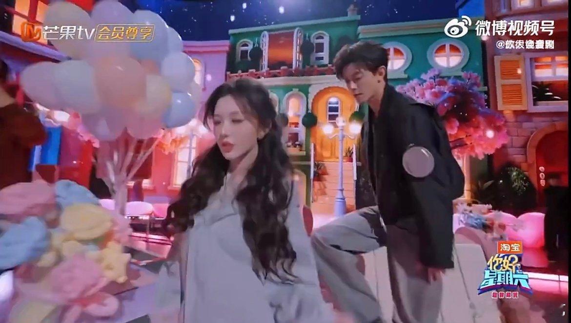 孔雪儿邓凯好六借位吻孔雪儿邓凯好六开场舞有借位吻孔雪儿邓凯同框舞台太养眼，借位吻