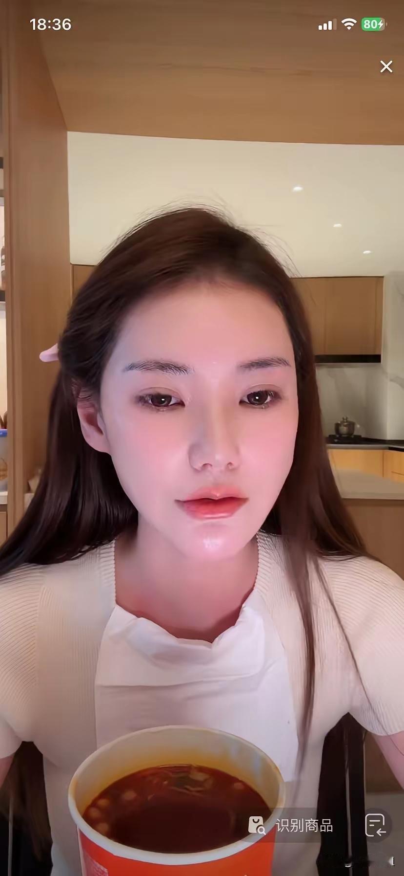 麻六记的销量现在主要是靠小梅了，看看她每次直播，都在吃麻六记的产品，超级优秀，这