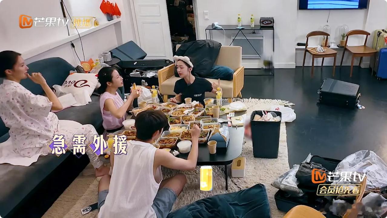 花少 4个人吃9人餐，万万没想到网友会这样说

1，就算等不了人齐要先吃，也不应