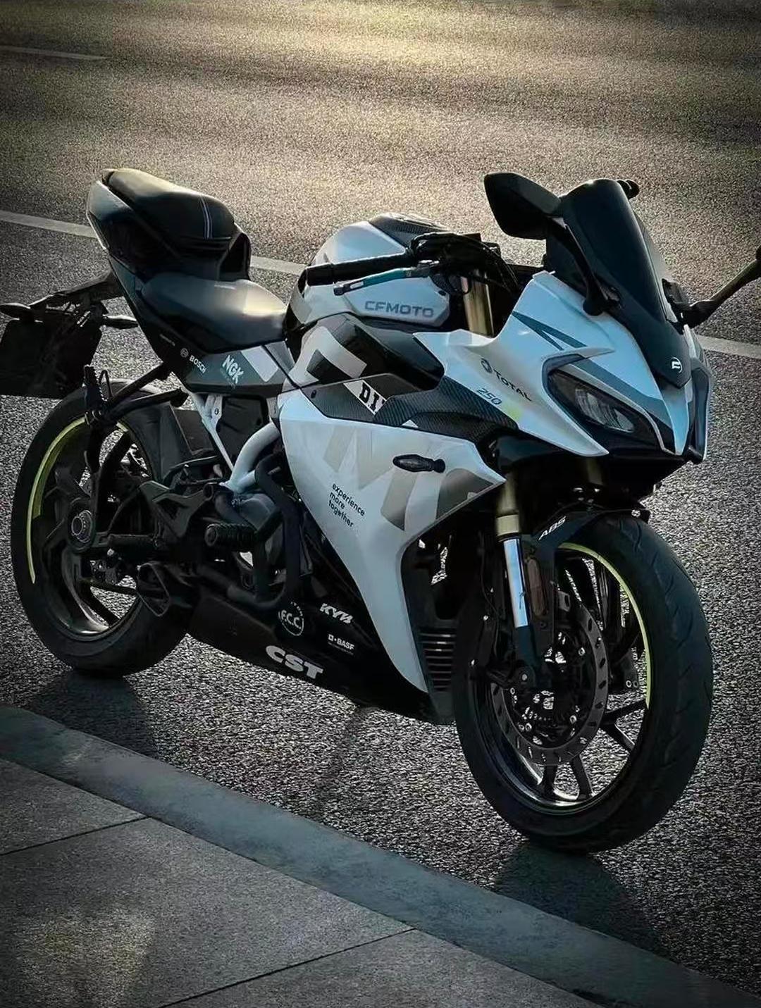 这个妈妈给全网的父母上了一课！妈妈带着孩子路过一家门口放着摩托车的店，孩子非常喜