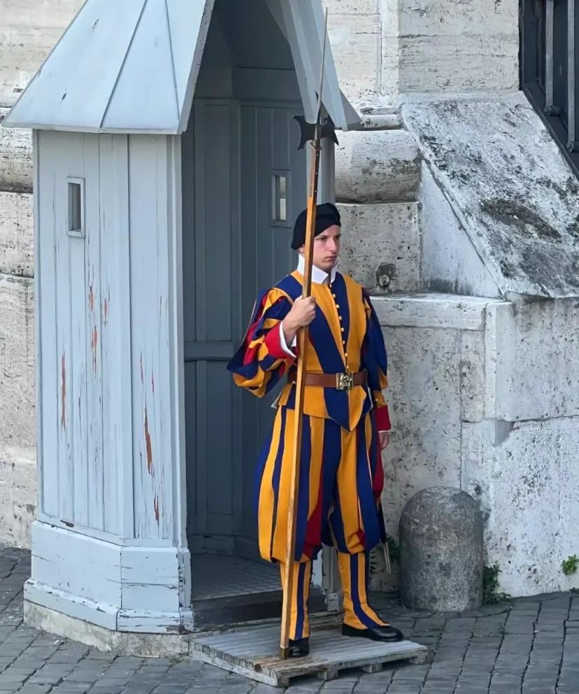 梵蒂冈虽是一个国家，有自己军队，但只有象征性的100人，而他们的军服500年没有