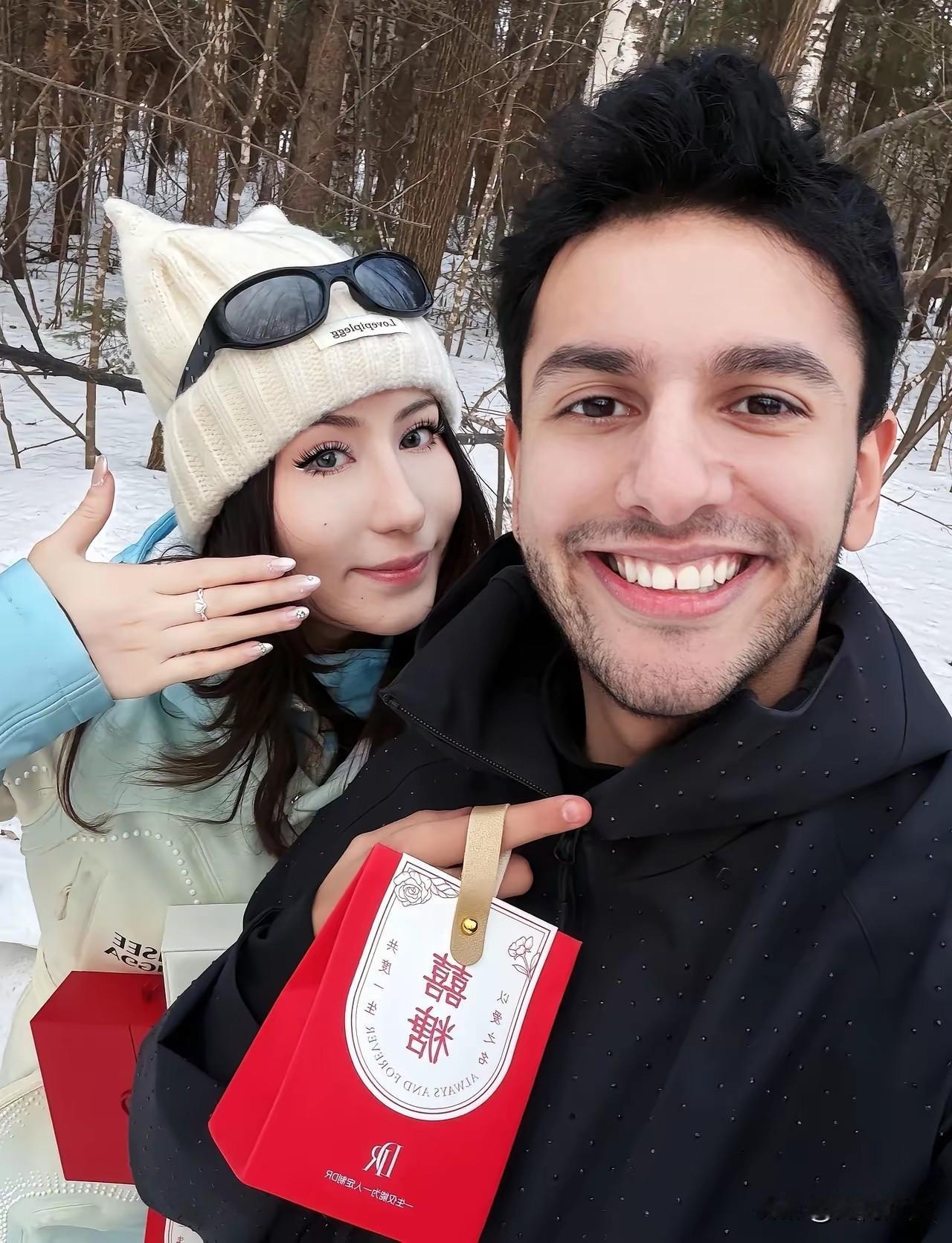 伊拉克的小伙，和我们新疆的姑娘订婚了，这小伙长得也非常精神，非常的帅气，女孩更不