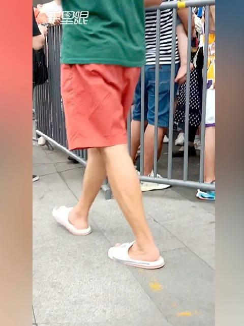 【江东门纪念馆回应穿拖鞋禁止入馆：严肃场合需庄重】7月14日，江苏南京。有网友发
