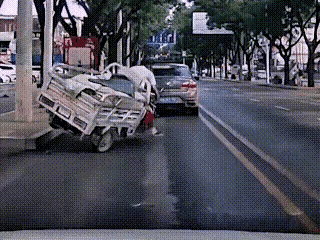 看到农民进城卖柿子，三轮车翻了一地红柿子的场景，让我想起两个暖心故事。
2020