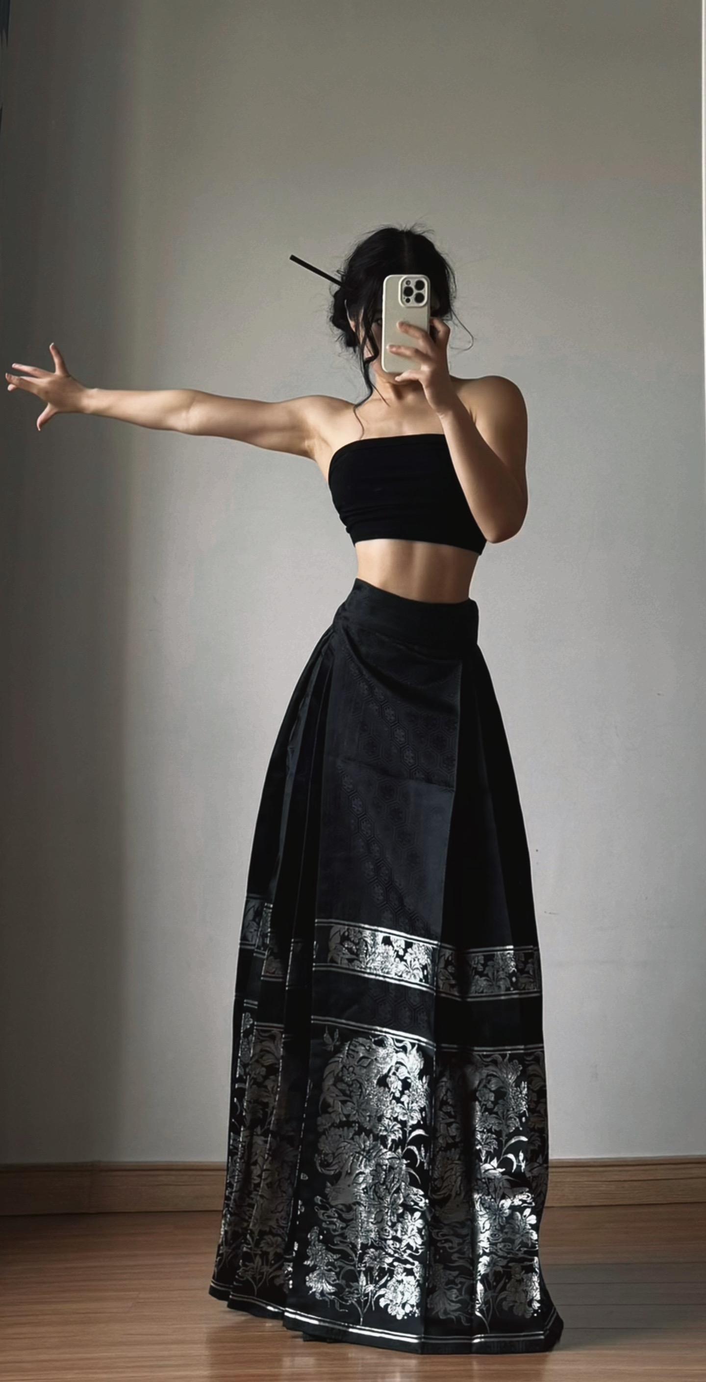 我是人间惆怅客 知君何事泪纵横