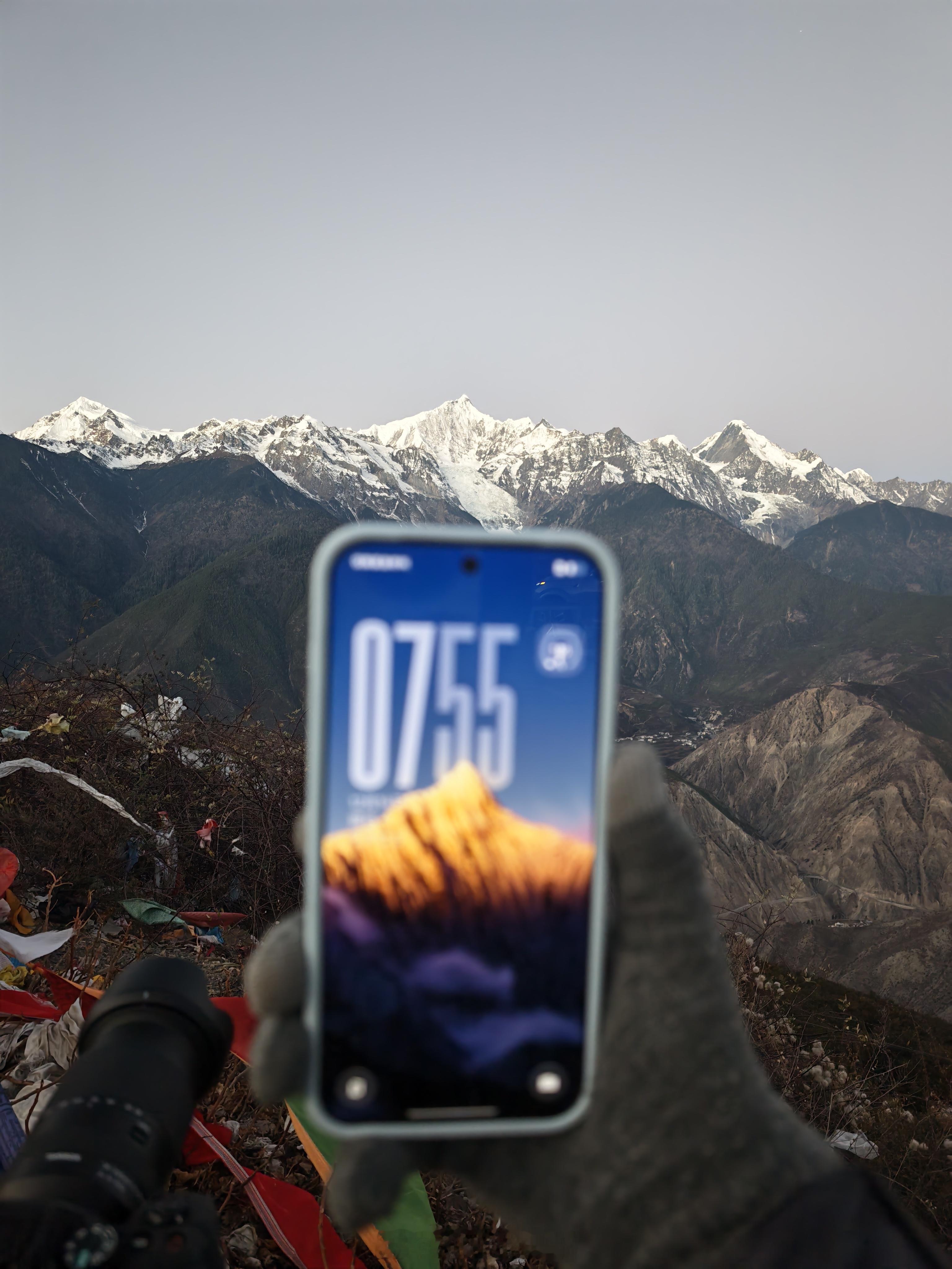 一加15的锁屏壁纸就是梅里雪山，今天到此拍上一张，有种带着50元纸币在布达拉宫拍