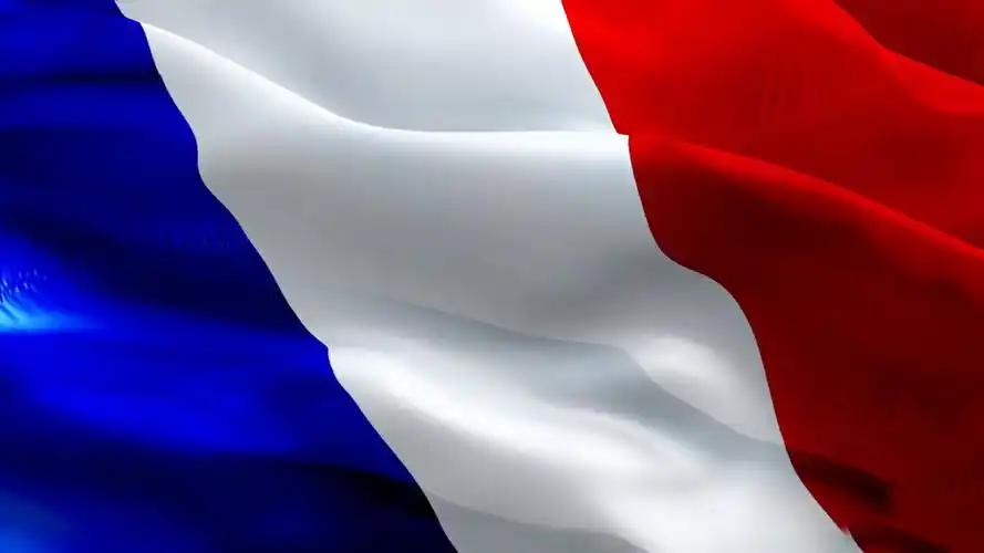 国际足联这次，确实有点下不来台了。

法国队1比0过了巴拉圭，表面看是强队涉险晋