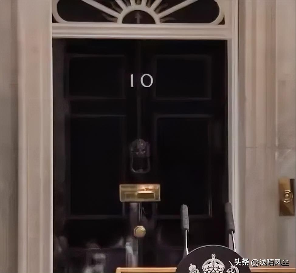 英国首相斯塔默在唐宁街发表讲话前，媒体披露其政治生涯已至终点。消息称，斯塔默身边