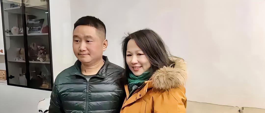 北京，1女子坐车前往河南见素未谋面的男子，见面后，女子冲上去拥抱男子含泪道：对不