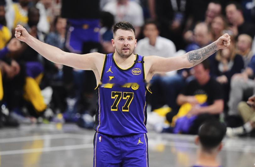 NBA常规赛继续进行，湖人主场110-93大胜猛龙。湖人本赛季赛程过半战绩25胜