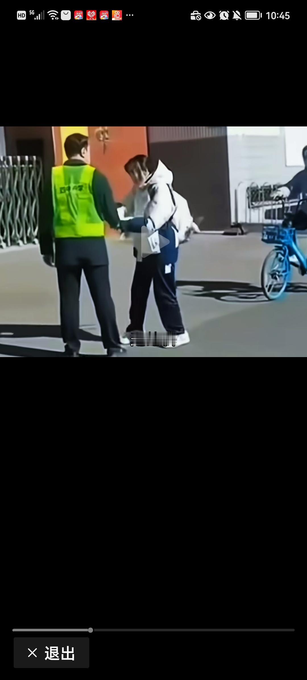 大同四中不让吃烤肠，还抢钥匙，虽然校方出来做了解释，说为了孩子健康，不想孩子吃烤