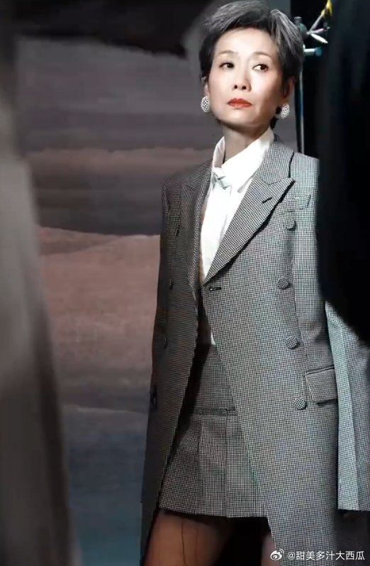 叶童短裙造型叶童穿短裙走在红毯上，气场两米八，轻松艳压全场，太霸气了！ ​​​