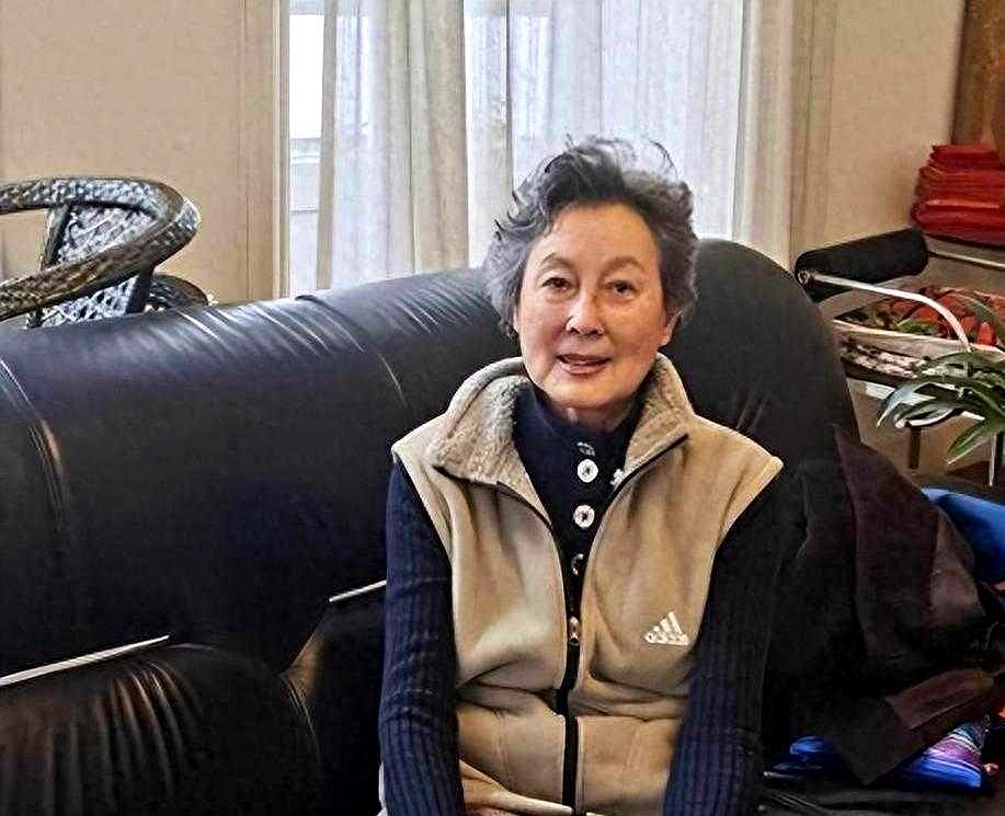 88岁还能把日子过得像慢镜头，才叫赢。
向梅，这位老戏骨，如今在上海安稳生活，身
