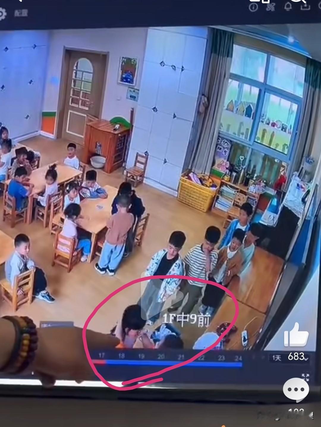 太气人，不配为师！

四岁女孩因为多说几句话

幼儿园老师竟拿热熔枪烫孩子嘴！家