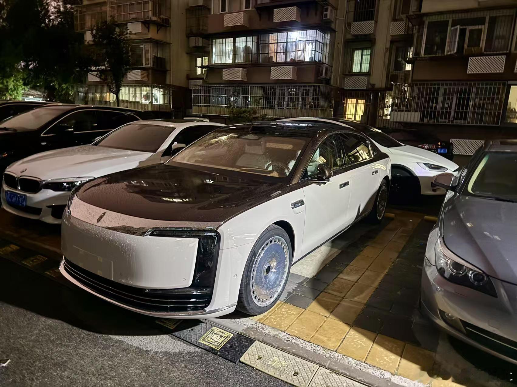 来自群内朋友的图片尊界S800之前都是裸着看头一次看到提车停入凡间的图片副驾驶那