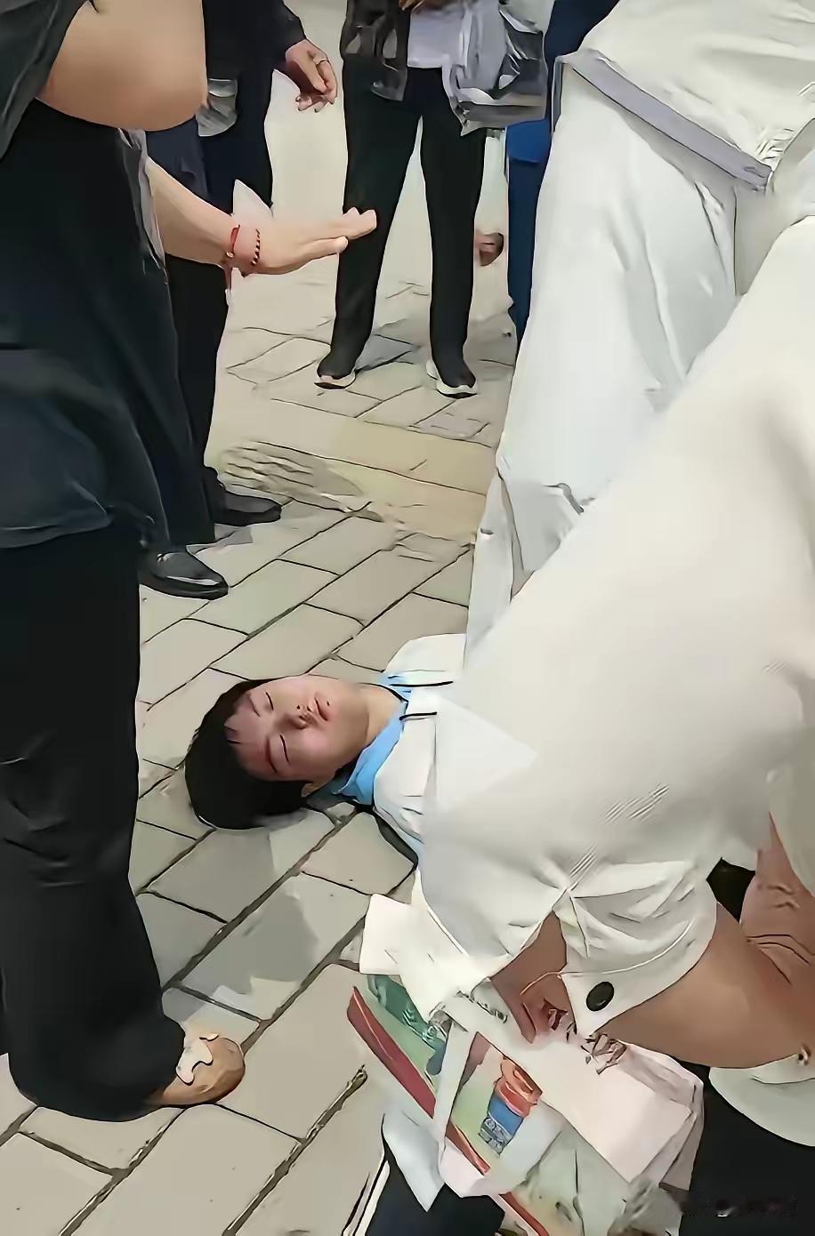 乐极生悲，可怜的娃！6月9号，一名学生高考结束，一时兴奋尝试空翻，结果动作失衡摔