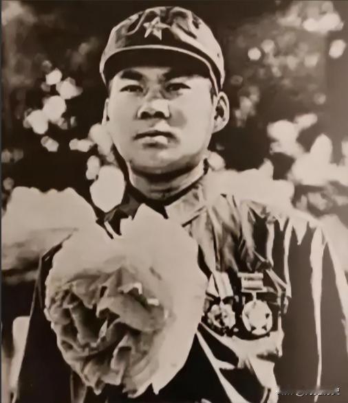1979年，我军边防战士巡逻中发现一个衣衫破烂、手脚溃烂的乞丐，他身旁有一枚开盖