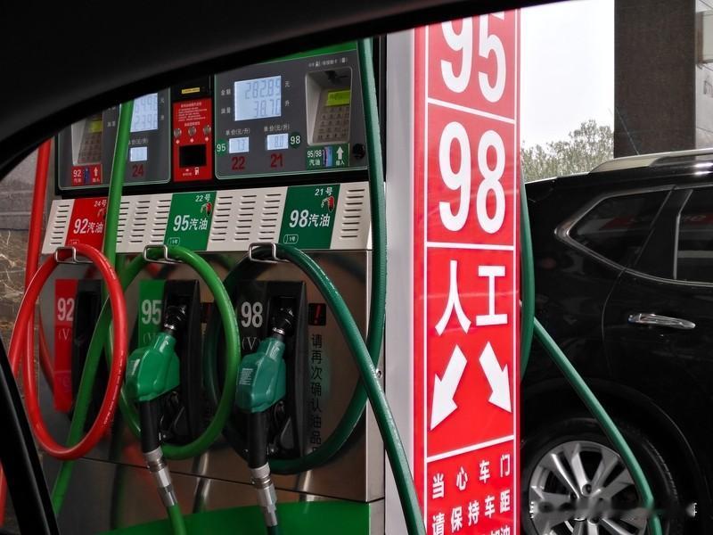 惊！2025年油价暴跌，全球局势紧张竟能“加油省钱”？
2025年油价一路“跳水