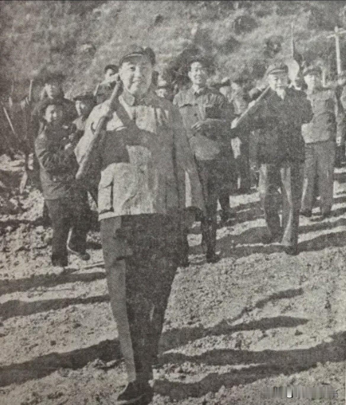 上世纪七十年代，华国锋同志和党中央其他领导同志到密云水库参加劳动。汽车到达工地后