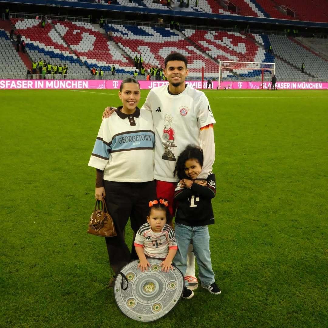 迪亚斯IG更新 ：加盟这家伟大俱乐部的处子赛季，我们就拿下了德甲冠军！身披这件战