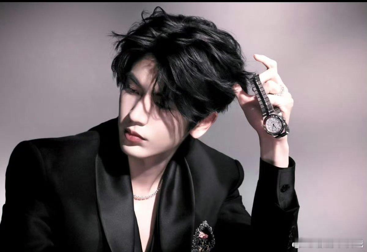 张凌赫 我担是我的补习老师早期的张凌赫竟然也帅的如此权威吗 那时候还叫张家玮 还