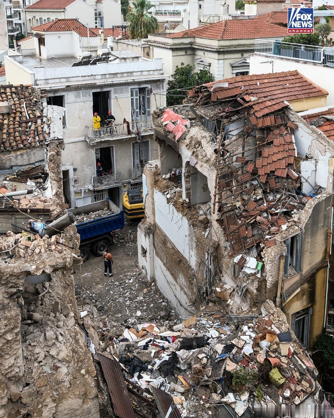 雅典历史悠久的普拉卡区一栋住宅楼强烈爆炸，有六人丧生，其中有四名美国游客，该区靠