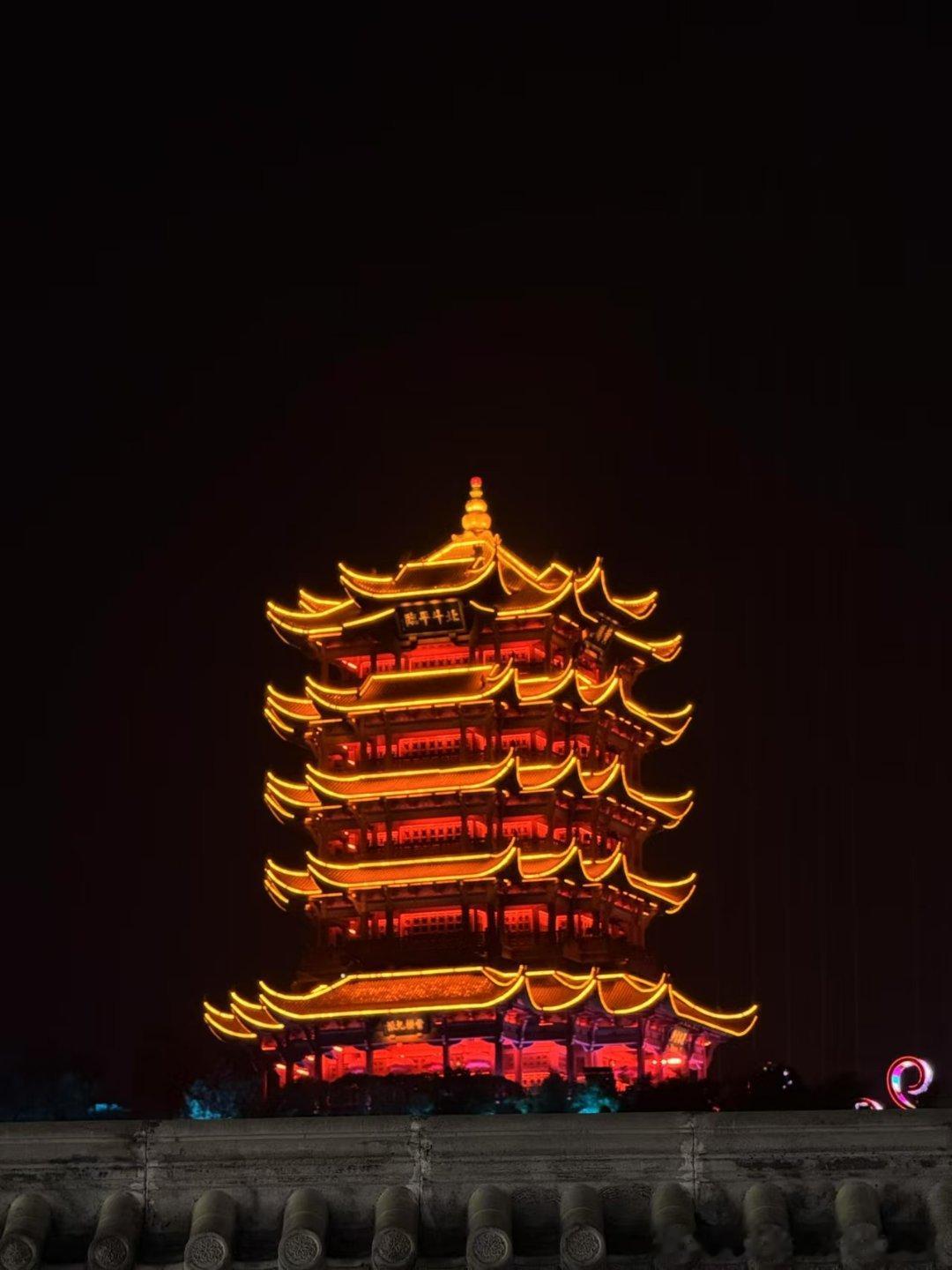 🎉🎊国庆嗨翻天 国庆小长假，宿舍姐妹淘齐聚一堂，目标锁定——武汉黄鹤楼！🏯