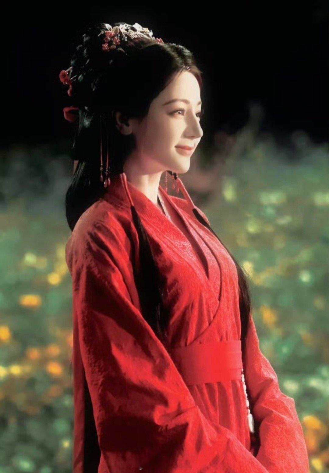 迪丽热巴《慕胥辞》贺思慕一袭红衣惊艳了所有人她穿出了古典韵味，赋予了角色的灵魂，