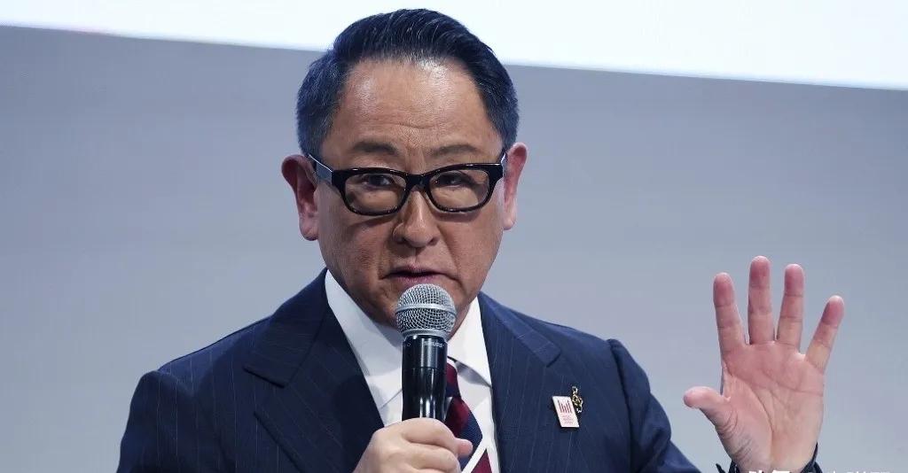 特朗普老爷子最近又贡献了个段子，说他在日本碰见一位92岁的“丰田先生”，聊了没两