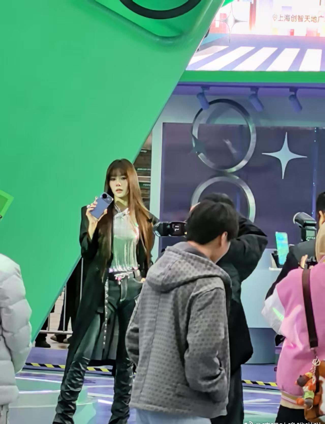 这种穿搭真的太有味道，细节处尽显时尚感，随便一套都能穿出与众不同的感觉，太会穿了