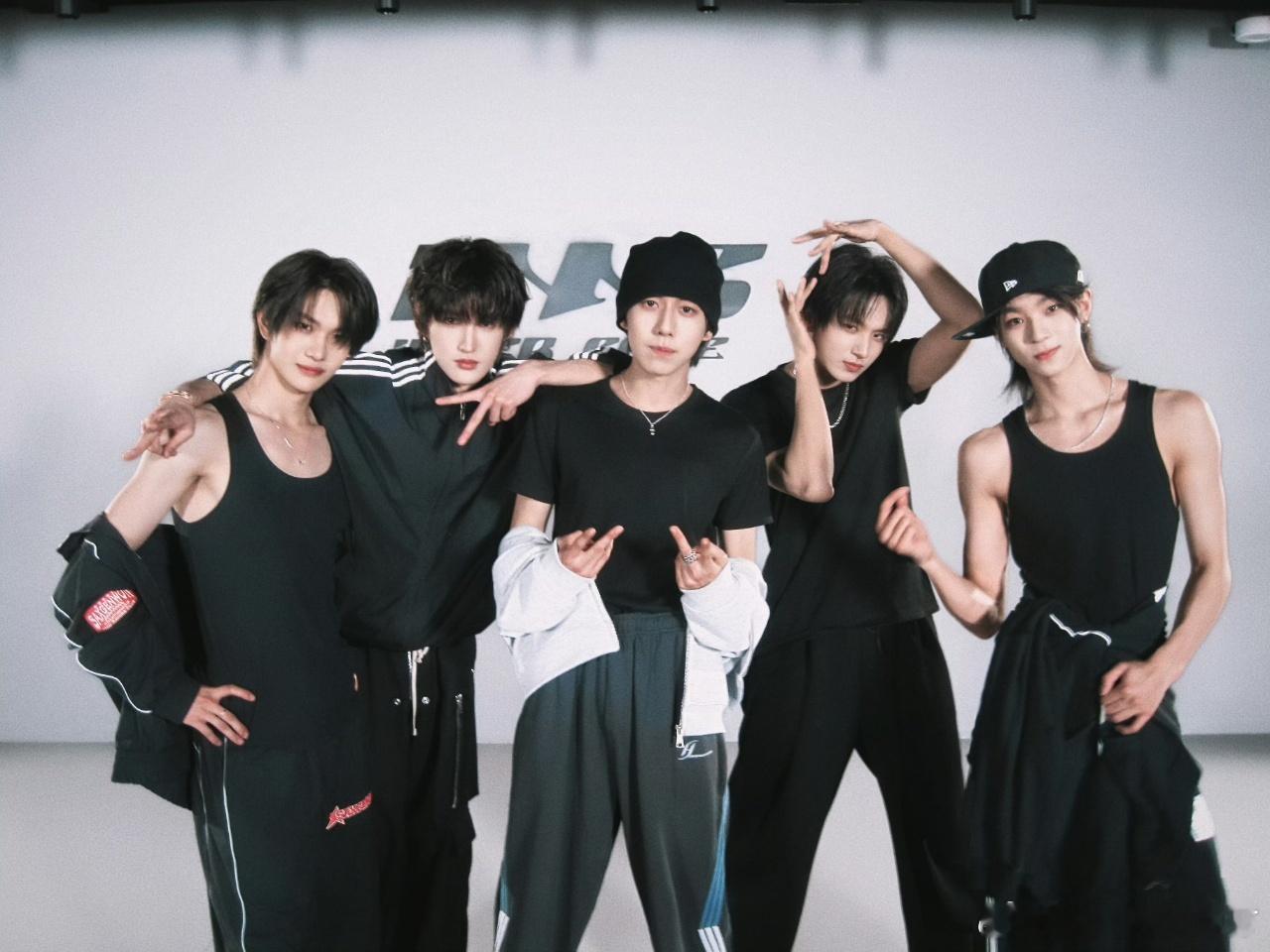 JYP时代峰峻SM史诗级同框谁能拒绝这样的神仙同框，三大顶尖娱乐公司齐聚一堂，打