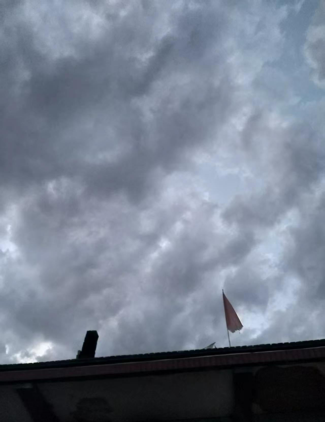 6月3日晚山西晋中乳状云现身。昨天晚上看到的乳状云，那种压迫感真的太强了！