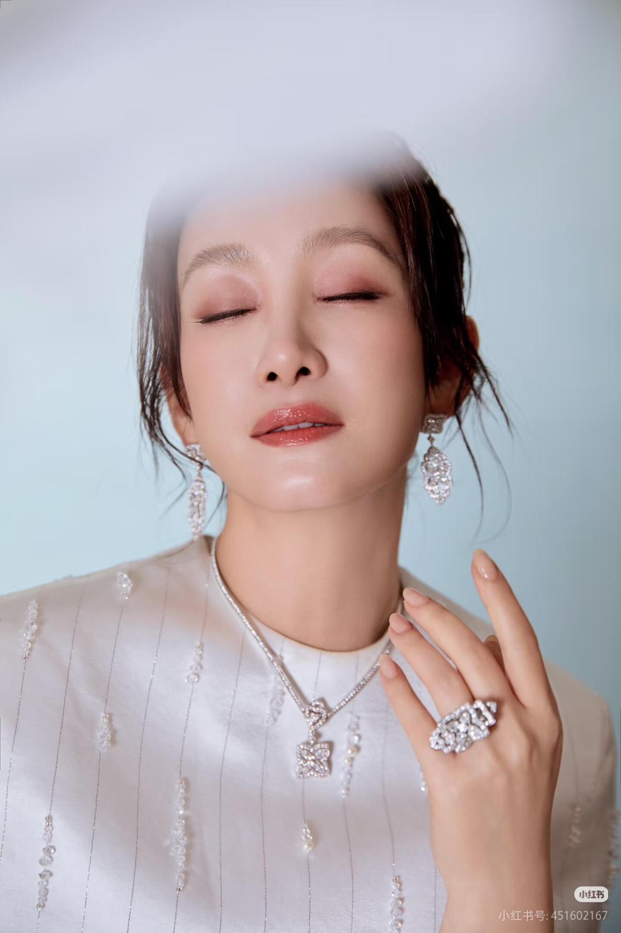 科班出身的她，早年便拿下金马影后，起点极高。她不局限单一戏路，既能演市井烟火的普