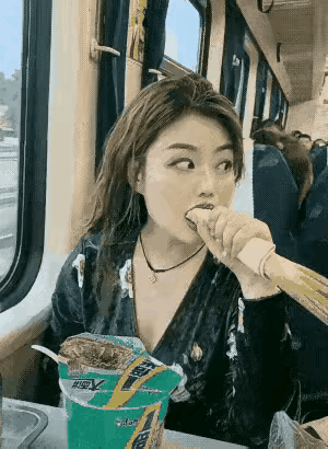 在火车上拍到的美女，这气质，豪爽奔放，男人见了都自愧不如。
