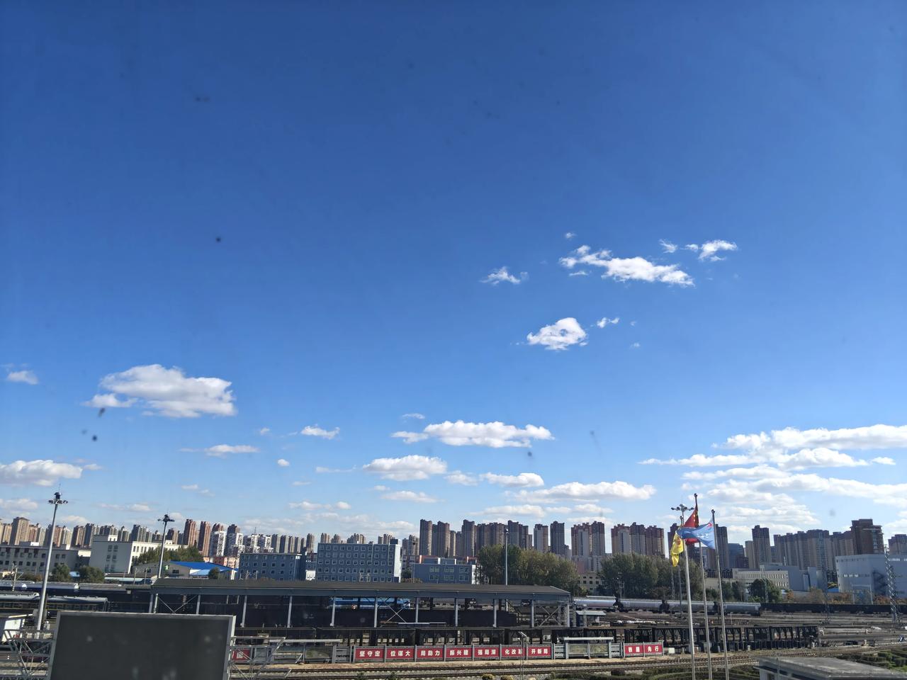 今天是10月21日，中午时分，天气还是有点凉爽，微风袭来，有些寒意，蓝天下白云朵