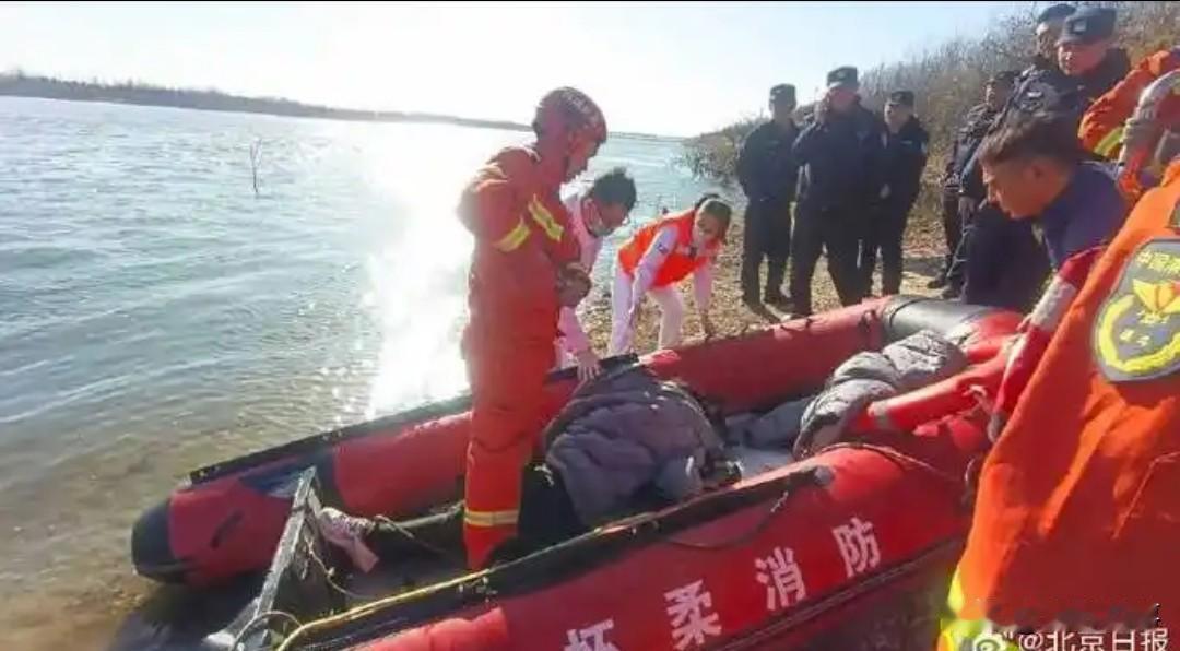 在11月25日正午时分，一位女士在北京怀柔区的潮白河边做出了令人痛心的选择——她