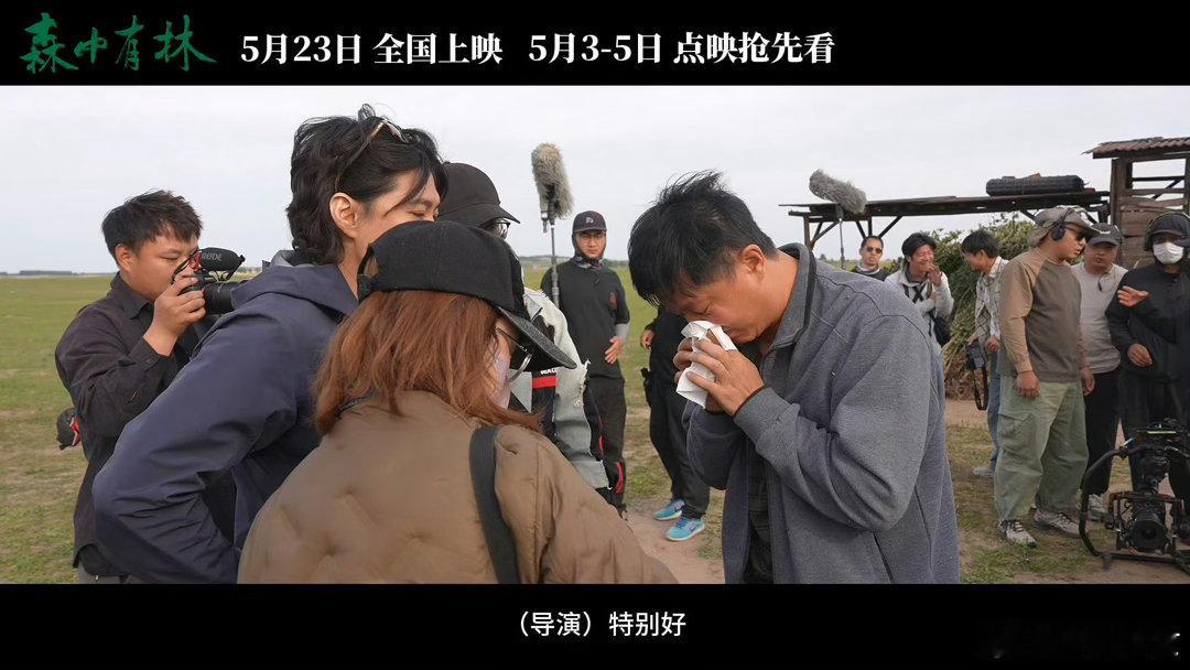 路人没认出老年妆韩庚公交车上孤身独坐，苍老身影默然沉静。无声画面戳中导演泪点，韩