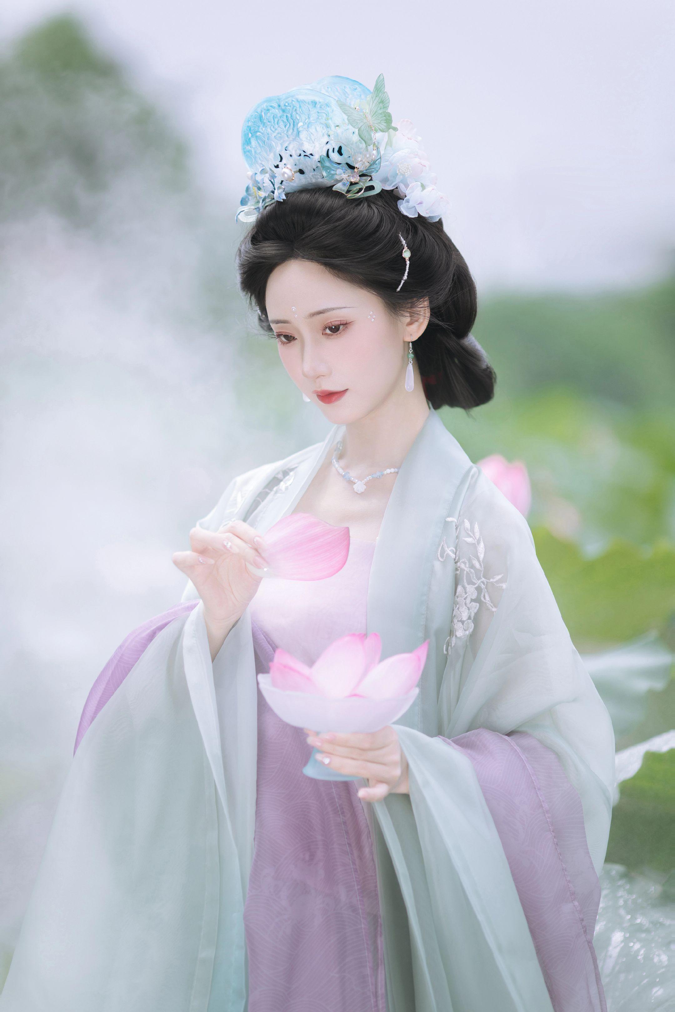 山有扶苏，隰有荷华。