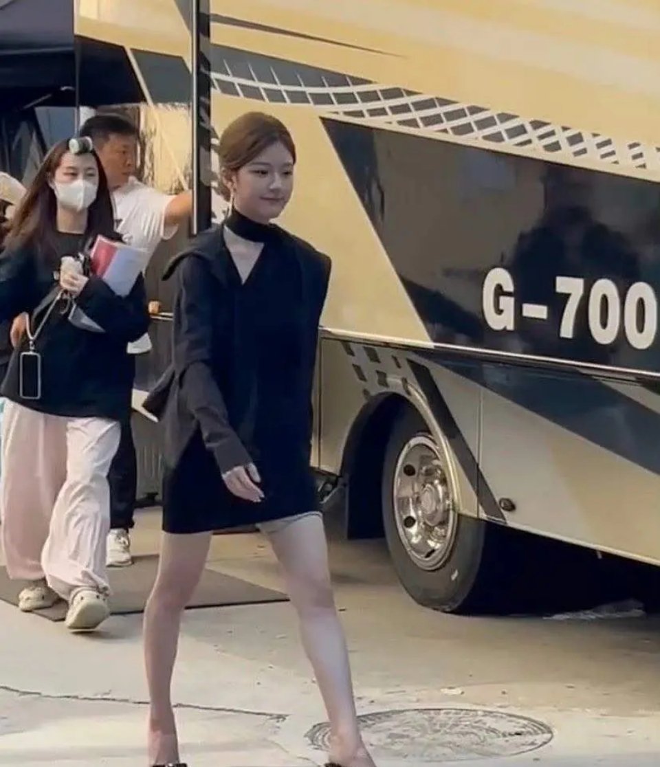 真的受不了，赵露思了，别再整改了 ​​​