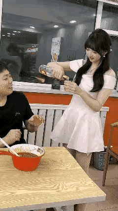 酒香人美，而且酒量大，隔壁桌小伙看懵了，直接竖起了大拇指，姑娘高兴的非要跟小伙干