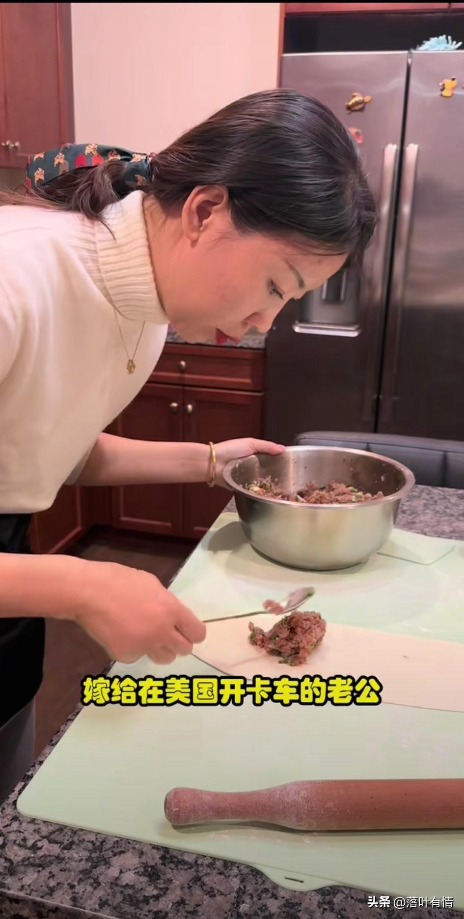 女子嫁给了在美国开卡车的老公，
一家人就这样生活在了美国，
每次做饭都把他忙的团