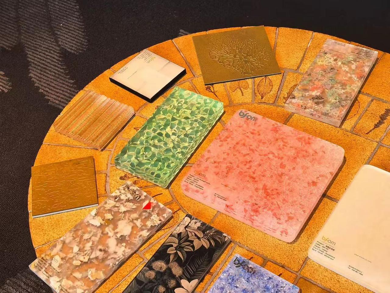 ✨ 为什么树脂板是空间氛围感神器？✅ 透光度自由定制：从半透到微透，根据需求精准